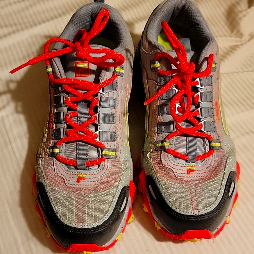 Tennis shoes